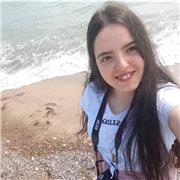 Soy una chica a la que le apasionan los idiomas y me encanta enseñar y aprender enseñando. Domino muy bien el inglés y me gustaría endeñar a niños de primaria